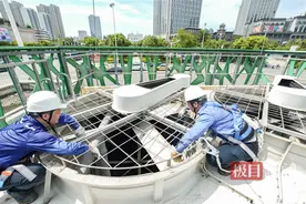 地铁站清凉的背后：他们登上两层楼高的冷却塔，上烤下烘“洗空调”图片