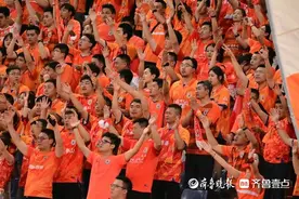 山东泰山队迎战上海申花队：上半场连进三球，球迷欢呼雀跃图片