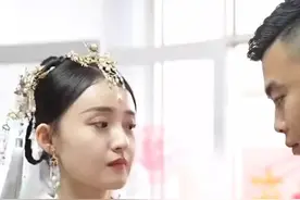 姐姐婚礼现场弟弟喊话姐夫，“结了婚要对俺姐好一点”，说完弟弟已哭成泪人图片