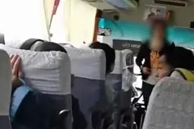 女子跟团游车上睡觉被叫醒，丽江：涉事导游无资质，拟罚十万图片