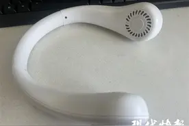 挂脖风扇火了，网友担心：会有面瘫风险吗？图片