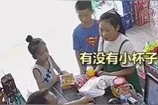 暖心的小朋友+善良的店主=太有爱了！图片