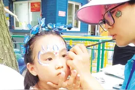 90后宝妈摆摊画“面部彩绘”，引领一股新时尚图片