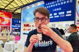 老外首尝这个“中国特产”，表情亮了：“好切的不得了”！图片