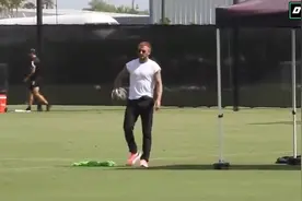 这是在为梅西踩点吗？贝克汉姆现身迈阿密国际训练场秀颠球图片