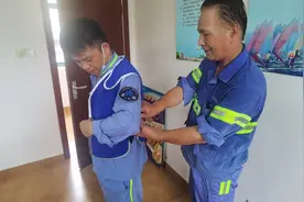 他们工作服被汗水“染”成深蓝色，却不爱穿“冰马甲”，原因竟是？图片