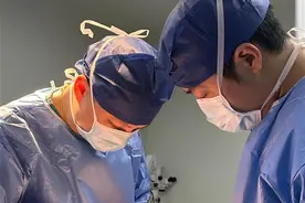 尴尬！18岁男生胸部发育似女生，医生微创手术为他“缩胸”图片