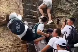 游客爬华山云梯意外坠落，景区回应后，网友急了图片