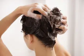 头发是早上洗还是晚上洗？先洗头还是先洗脸？很多人并没有洗对！图片