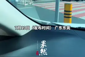 小男孩独自等红绿灯时，在路边即兴跳舞。网友：“少年的热爱犹如烈火般兴旺”图片