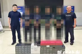 4男子打车近千公里来泰州，徒手破门偷走91部手机图片