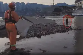 女子感情失意投江轻生 重庆57岁辅警大叔奋力营救图片