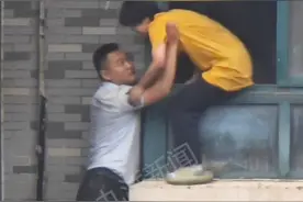 女孩家中起火被困，邻居徒手爬窗救人，当事人：听见孩子哭着求救，顾不上害怕，只想赶紧救人图片