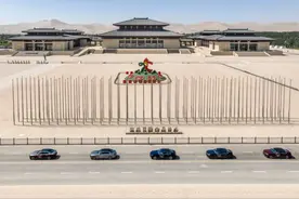 “跨越时空”对话丝绸之路，全新宝马i7纵马敦煌图片