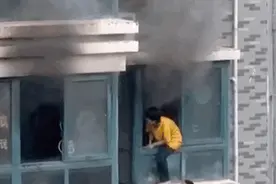 徒手爬窗，火场救孩子！全网都在找的“超级英雄”，是他！图片