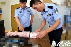 超市储物柜惊现40万元现金，民警联系失主时他已在外地图片