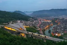 凤凰磁浮喜迎运营一周年，应届中、高考生可免票乘坐凤凰磁浮图片