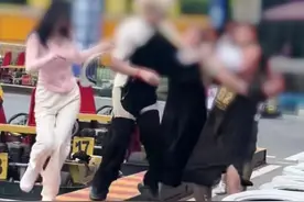 游乐场内两女子起争执，一男子差点被推倒，工作人员回应：附近有服务站，当场进行调解图片