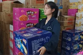 家有高考“郎”|打工赚学费，佳欣不怕累图片