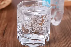 苏打水是碱性的，喝了对胃好？图片