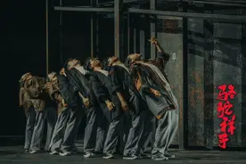 “赛博朋克”风的《骆驼祥子》，带观众重读老舍经典图片