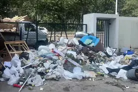 小区垃圾堆成小山异味难闻，为何不及时运走？回应来了图片