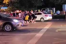 女子被卷入车底众人教科书式抬车 救援者：近20人用20秒挪出生存空间图片