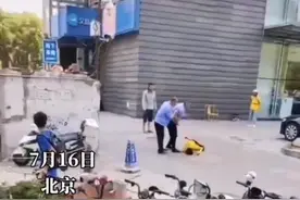 小区保安太火爆，直接抱摔外卖小哥。一个送医，一个被警方带走图片