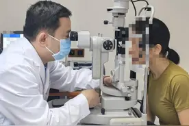 用筋膜枪放松竟“敲出”白内障？医生提醒：不能用于眼部按摩图片