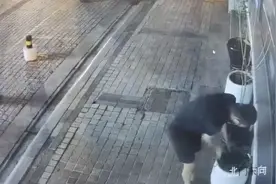 大连一对夫妻很气愤：他直奔目标...视频拍下全过程图片