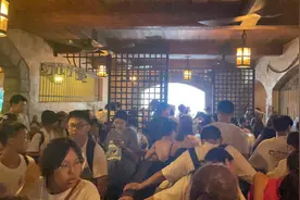 多地抛出落户“橄榄枝”背后：上海迪士尼乐园高峰期入园人数超7万人 开启“人挤人”模式图片