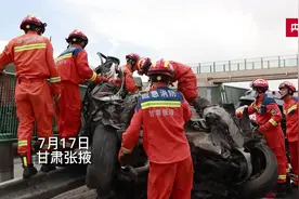 G30连霍高速甘肃山丹段发生过境车辆相撞事故  甘肃张掖消防紧急救援图片