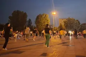 全民反诈在行动 丨夏夜广场“摆地摊” 反诈宣传“新阵地”图片