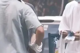 男子捡手机索酬1500元，违法吗？图片