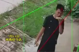 男子路边啃玉米，被骑三轮车大爷"瞄准"撞上，当事人:他说没分神还看见了玉米图片