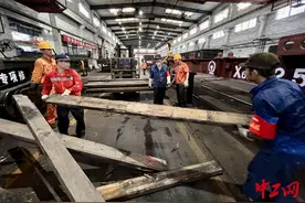 防火又耐用，铁路货运平板车地板换新装图片