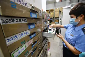安检仪旁、座位边，暑期火车站遗失物品有点多图片