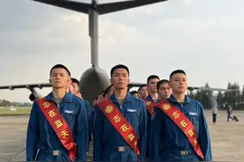 坐运-20飞机上大学的他们：从小梦想成为歼-20战斗机飞行员图片