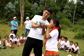 36岁清华硕士做环卫工，回应“浪费资源”：我不是全职，体验时间也并不长图片