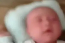 亲生父亲反复扇打婴儿脸几十次，官方通报图片