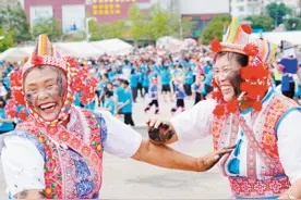 坐动车到普者黑耍“花脸节”图片