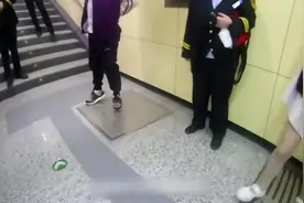 离谱！男子伸“咸猪手”被女生扭送警务室，然后他开始了表演……图片