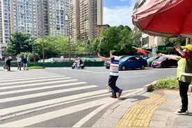 “让”出温情斑马线 抬手示意过马路更安全图片