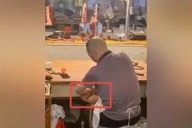 四川一肉铺摊主用切肉刀刮脚皮？官方：初查属实，立案调查！图片