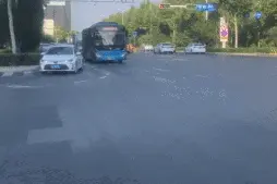 泰山大街与货场路交汇处东口常拥堵？交警会商、设置直右可变车道图片