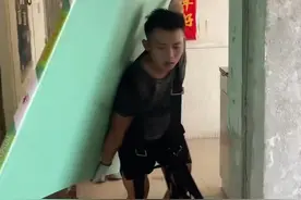 小伙因赌博负债30万，高温天扛水泥爬楼月赚2.5万，感慨赚钱很苦但花的安心图片