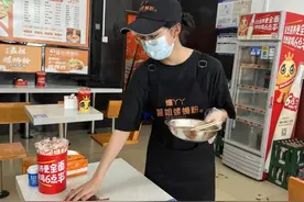 螺蛳粉店内一个公文包被遗忘在椅子上 南宁女孩拾金不昧归还失主图片