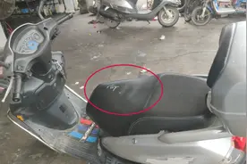 男子偷女装摩托想换锁，谁知换锁师傅和车主关系不简单！结局亮了图片