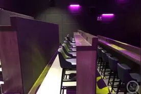 浙江一影院推“高脚椅+长条桌”吧台式观影被吐槽：像坐教室上课的学生图片