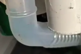 男子称买洗衣机未拆封一年后用时漏水，商家：无法证明首次用有问题图片